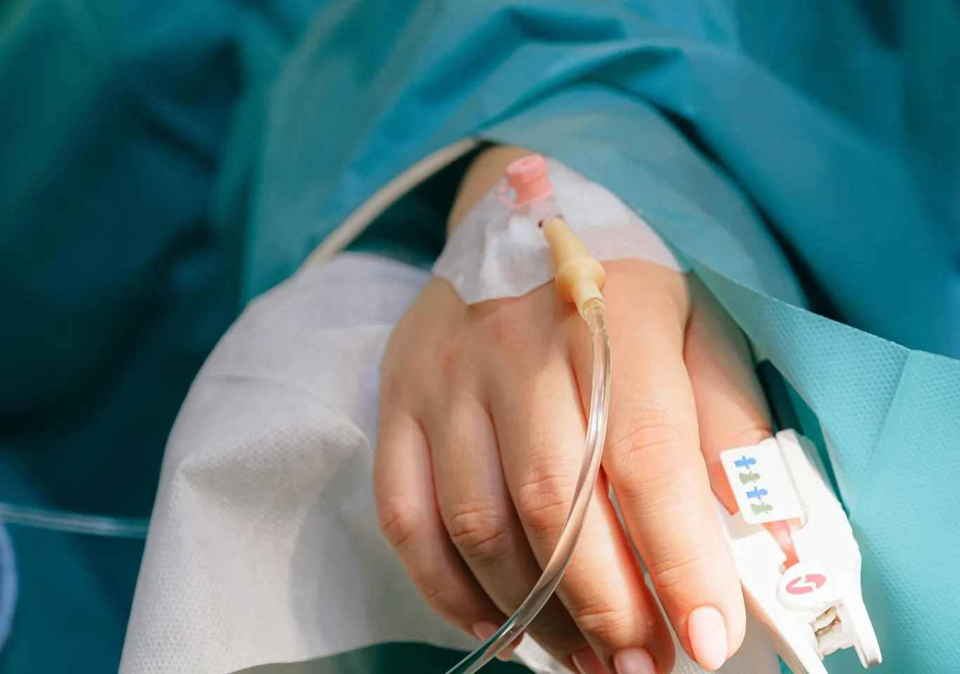 Detoks alkoholowy Żuromin: dłoń z wenflonem i pulsoksymetrem pod nadzorem