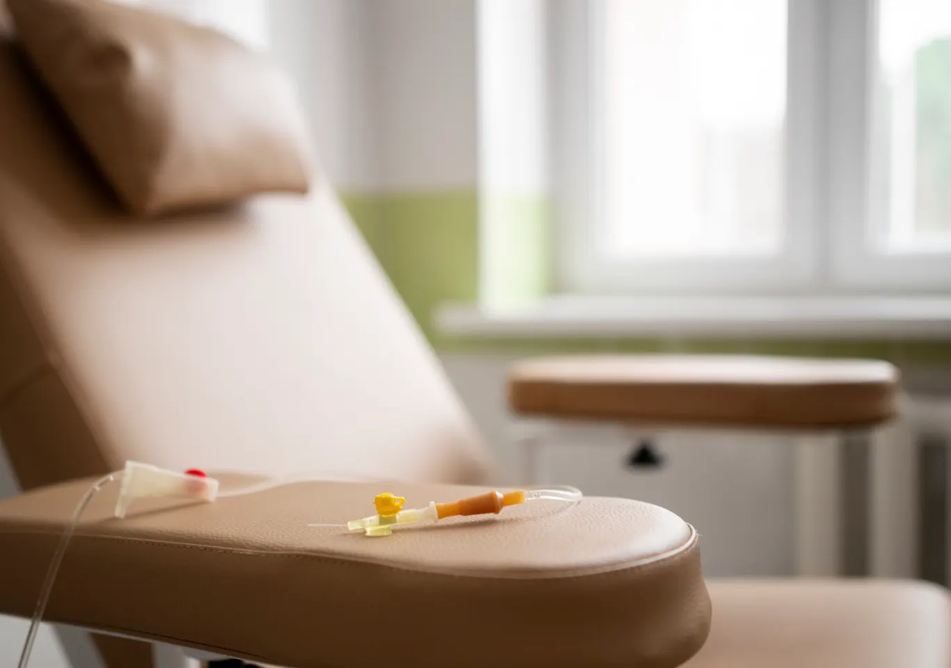Kroplówki witaminowe Ciechanów: fotel zabiegowy z przygotowaną linią infuzyjną