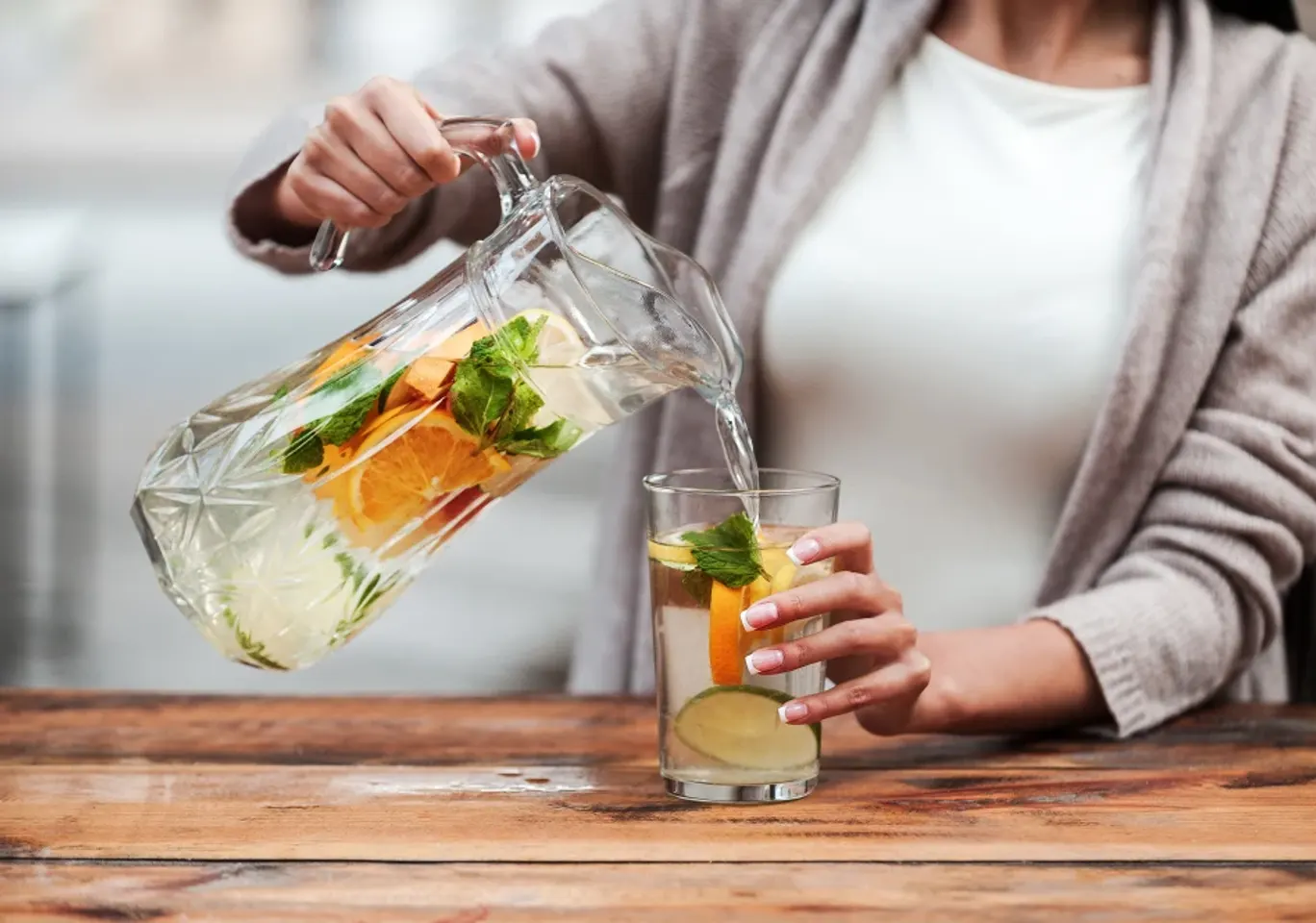 Leczenie alkoholizmu Ciechanów: napój bezalkoholowy z owocami nalewany do szklanki