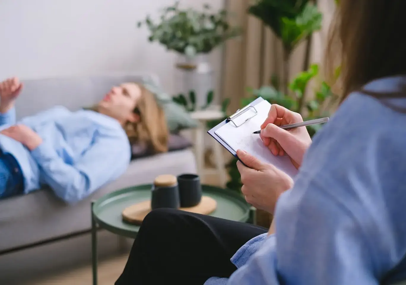 Konsultacja z lekarzem psychiatrą Ciechanów: sesja terapeutyczna na kozetce
